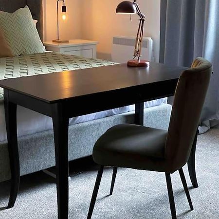 Ferienwohnung Modern Flat Near Train Station With Free Parking CBG Exterior foto