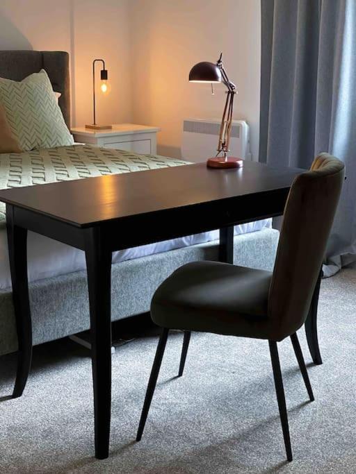 Ferienwohnung Modern Flat Near Train Station With Free Parking CBG Exterior foto