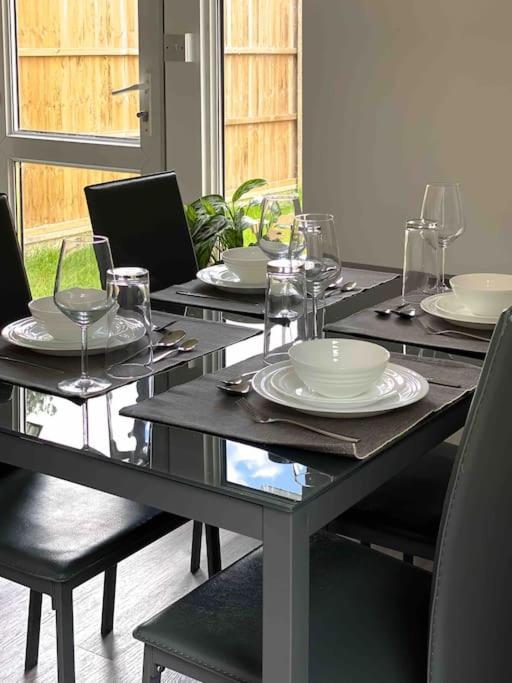 Ferienwohnung Modern Flat Near Train Station With Free Parking CBG Exterior foto