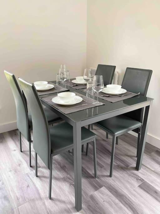 Ferienwohnung Modern Flat Near Train Station With Free Parking CBG Exterior foto