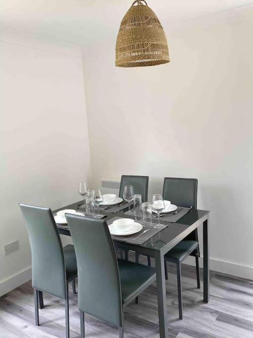 Ferienwohnung Modern Flat Near Train Station With Free Parking CBG Exterior foto