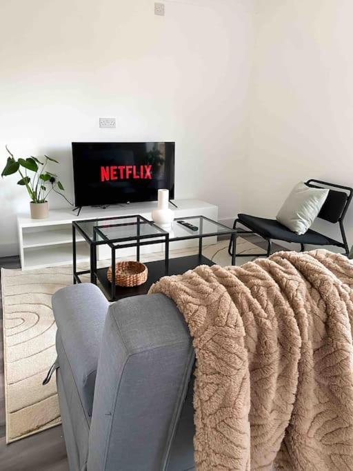 Ferienwohnung Modern Flat Near Train Station With Free Parking CBG Exterior foto