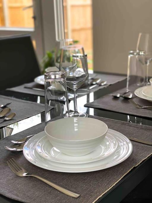 Ferienwohnung Modern Flat Near Train Station With Free Parking CBG Exterior foto