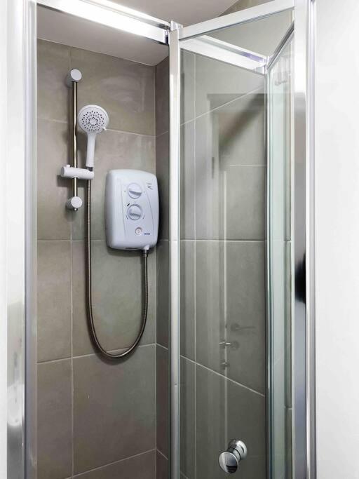 Ferienwohnung Modern Flat Near Train Station With Free Parking CBG Exterior foto