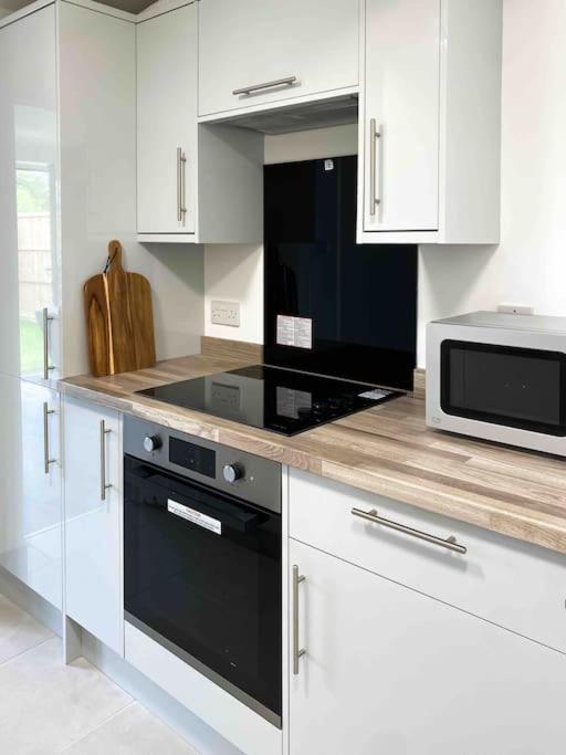 Ferienwohnung Modern Flat Near Train Station With Free Parking CBG Exterior foto