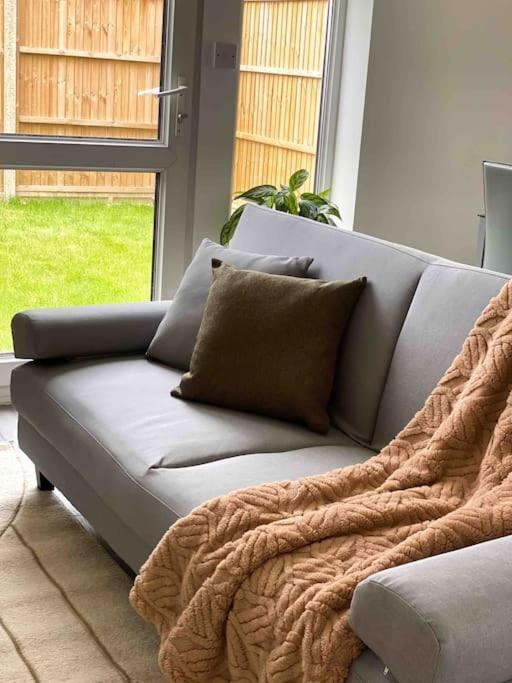 Ferienwohnung Modern Flat Near Train Station With Free Parking CBG Exterior foto