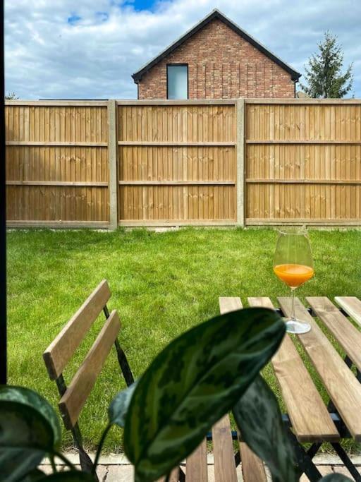 Ferienwohnung Modern Flat Near Train Station With Free Parking CBG Exterior foto