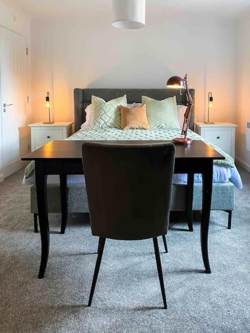 Ferienwohnung Modern Flat Near Train Station With Free Parking CBG Exterior foto