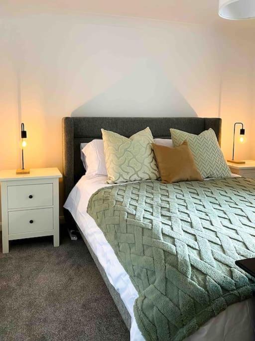 Ferienwohnung Modern Flat Near Train Station With Free Parking CBG Exterior foto