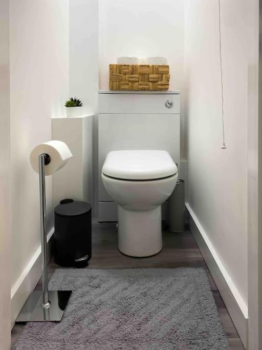 Ferienwohnung Modern Flat Near Train Station With Free Parking CBG Exterior foto