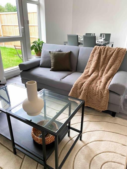 Ferienwohnung Modern Flat Near Train Station With Free Parking CBG Exterior foto